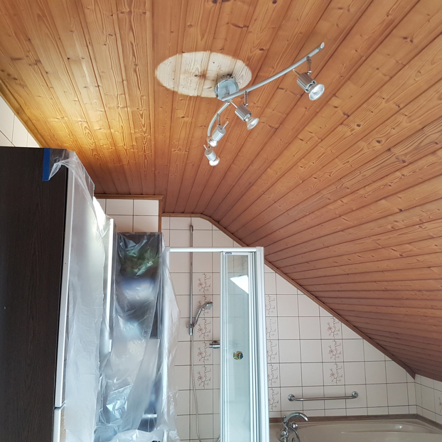 Das Badezimmer soll in nächster Zeit noch neue Sanitäreinrichtungen bekommen, jedoch vorab schonmal ein "Deckenfacelift".