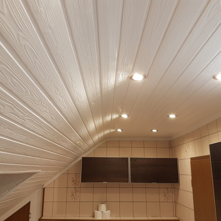 Die neue Beleuchtung von insgesamt 10 Einbauleuchten hat einen Gesamtstromverbrauch von 50 Watt. Soviel hatte vorher eine!! Birne der alten Hallogenfunzel. Das freut den Geldbeutel und das Auge, den nun ist es angenehm Hell im Badezimmer bei geringeren St